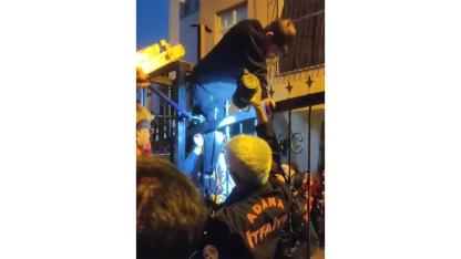 Bacağına Demir Korkuluk Saplandı