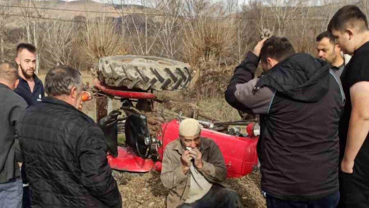 Cenaze Aracı Traktörle Çarpıştı:4 Yaralı