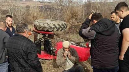 Cenaze Aracı Traktörle Çarpıştı:4 Yaralı