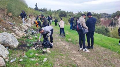 Çevre Kirliliğine Dikkat Çekip, Çöp Topladılar