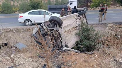 Hafif Ticari Araç Devrildi:Baba ve Oğlu Yaralı