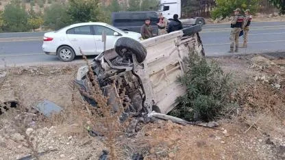Hafif Ticari Araç Devrildi:Baba ve Oğlu Yaralı