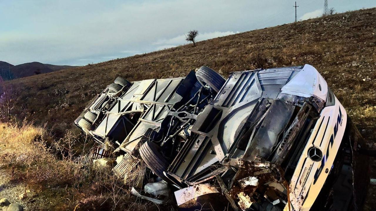 Kontrolden Çıktı,Devrildi:2 Ölü,21 Yaralı