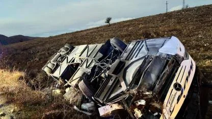 Kontrolden Çıktı,Devrildi:2 Ölü,21 Yaralı