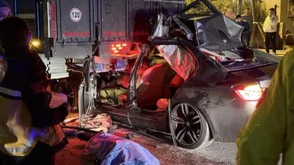 Lüks Otomobil Kamyona Ok Gibi Saplandı:1 Ölü, 2 Yaralı