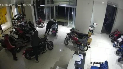 Motosiklet Galerisini Soydular