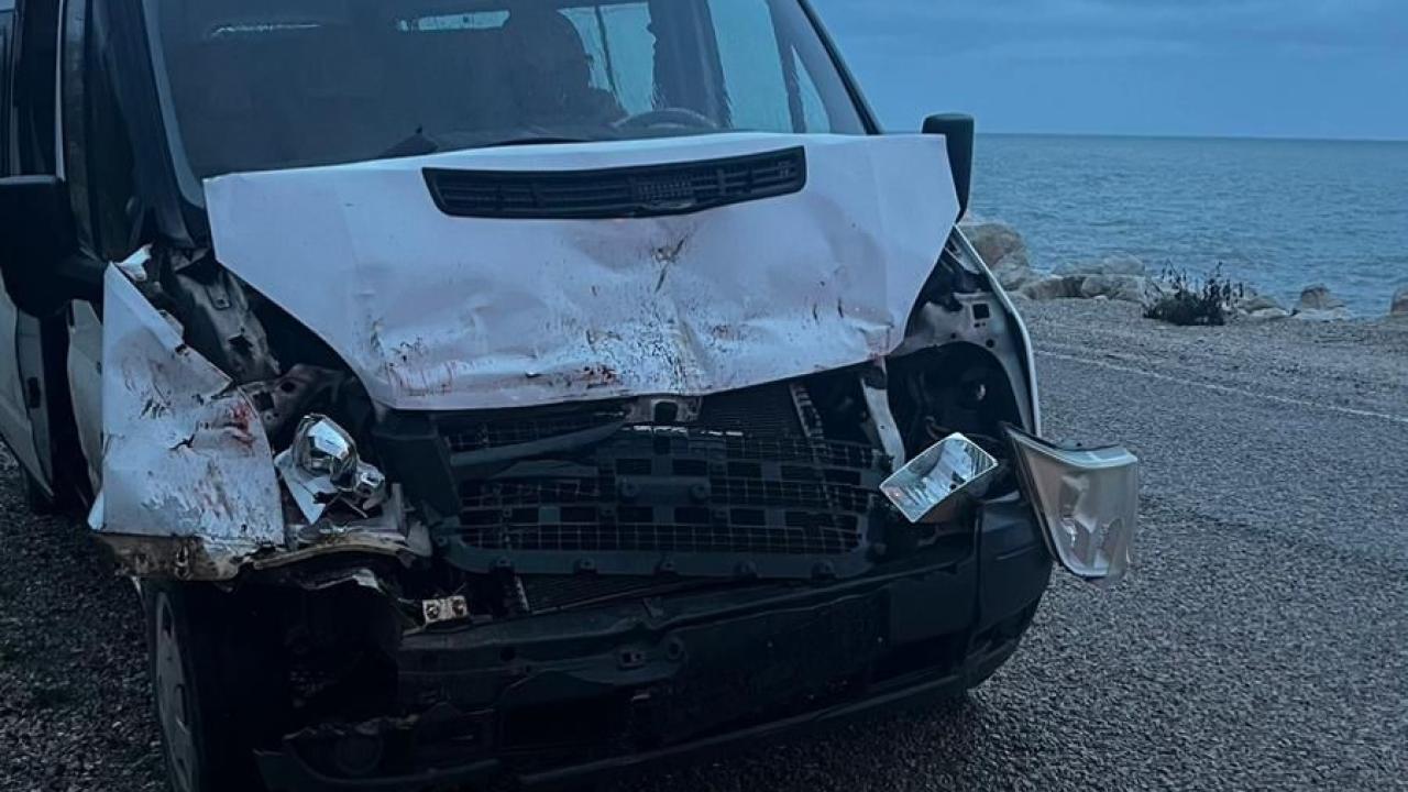 Öğrenci Servisi Kamyona Arkadan Çarptı:3 Yaralı