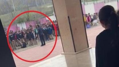 Herkesin İçinde Dövdü!