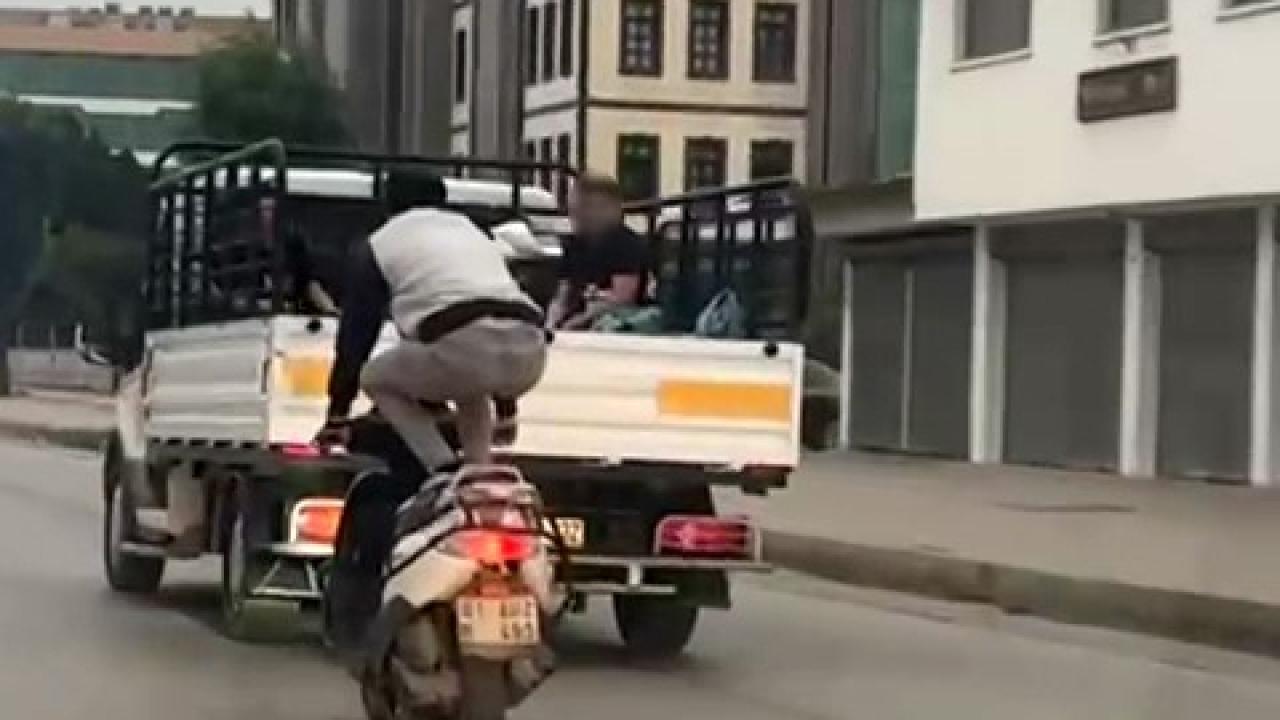 Önce Çömelerek, Sonra Yatarak Sürdü