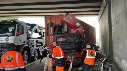 TEM’de Korkunç Kaza:Tırın Altında Can Verdi