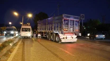 Tır İşçi Minibüsüne Çarptı:2 Yaralı