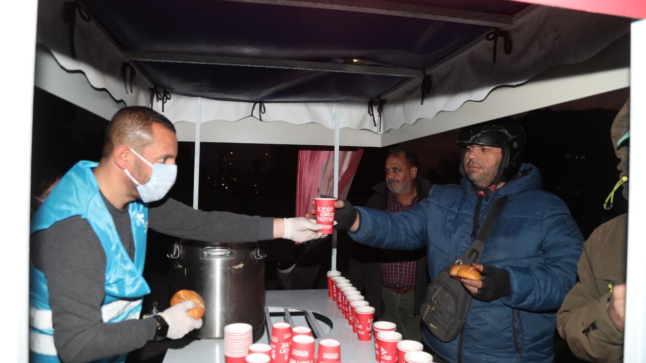 Yüreğir Belediyesi’nden Vatandaşa Sıcak Çorba İkramı