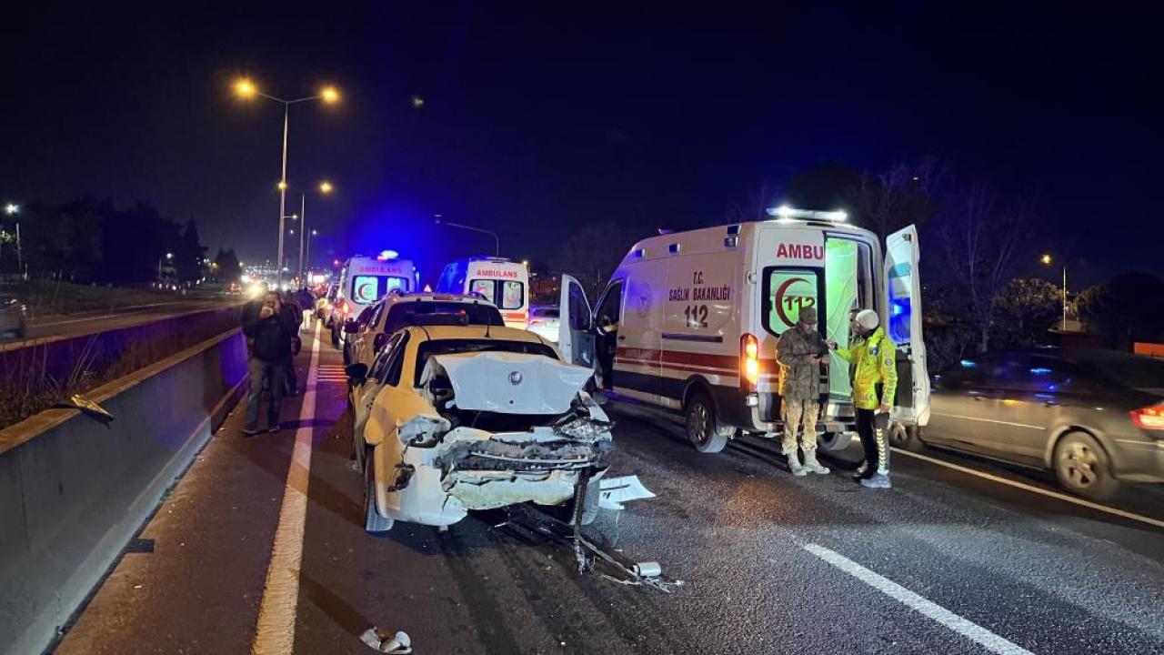 Zincirleme Kaza:2&#039;si Asker 5 Yaralı