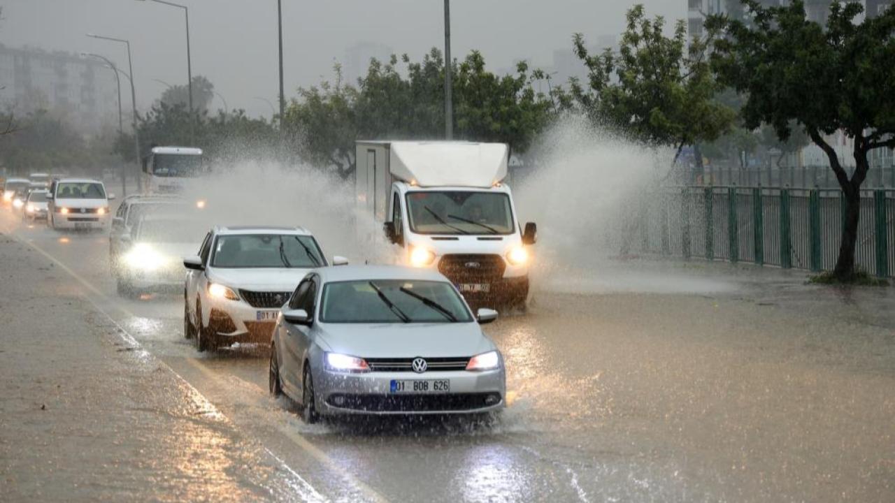 Adana'da Sağanak Yağış:Yollar Göle Döndü
