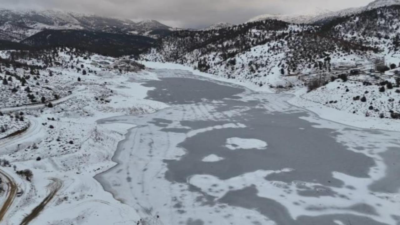 'Adana'nın Sibiryası'nda Kürebeli Barajı Buz Tuttu