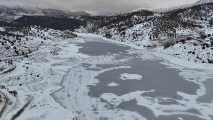 'Adana'nın Sibiryası'nda Kürebeli Barajı Buz Tuttu