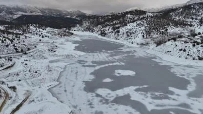 'Adana'nın Sibiryası'nda Kürebeli Barajı Buz Tuttu