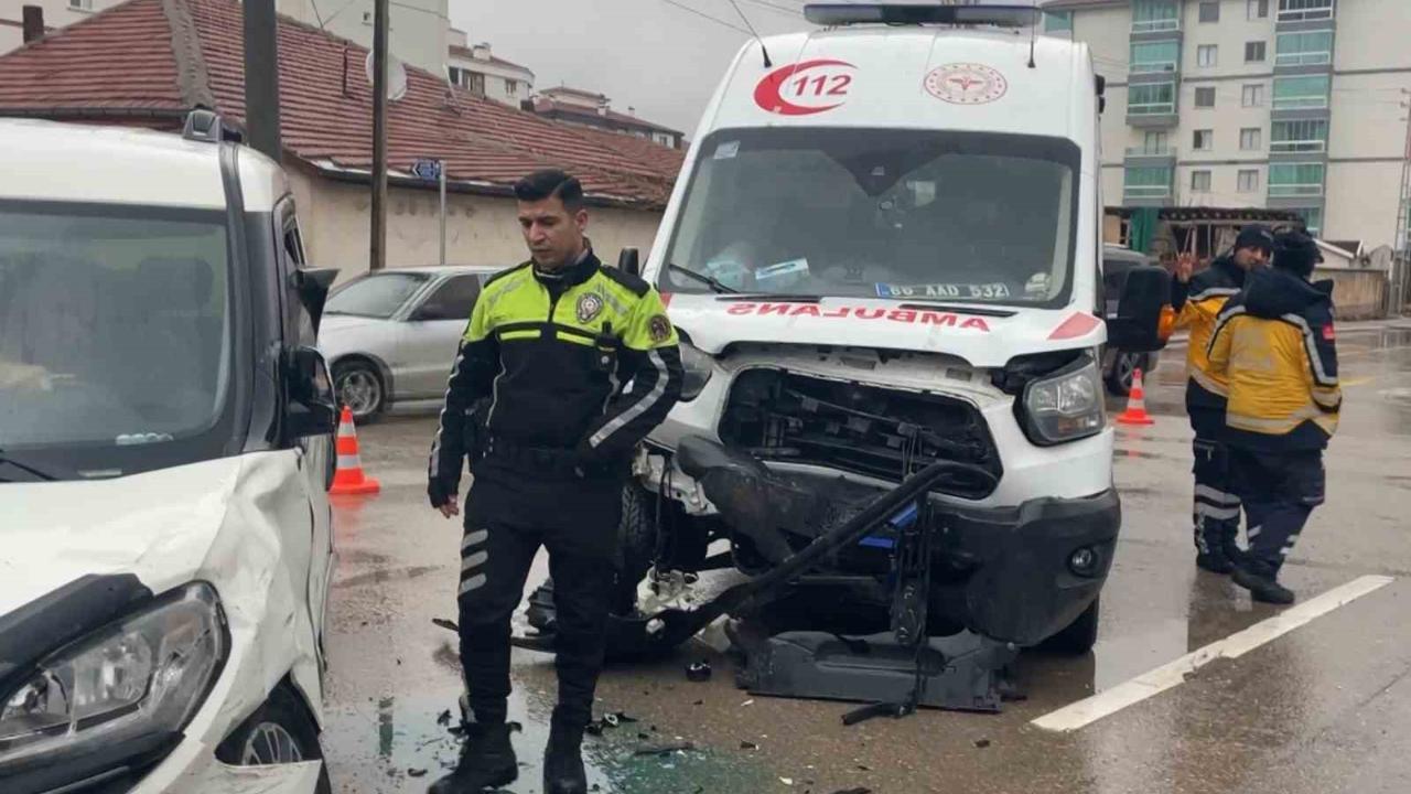 Ambulans Hafif Ticari Araçla Çarpıştı:8 Yaralı