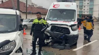 Ambulans Hafif Ticari Araçla Çarpıştı:8 Yaralı