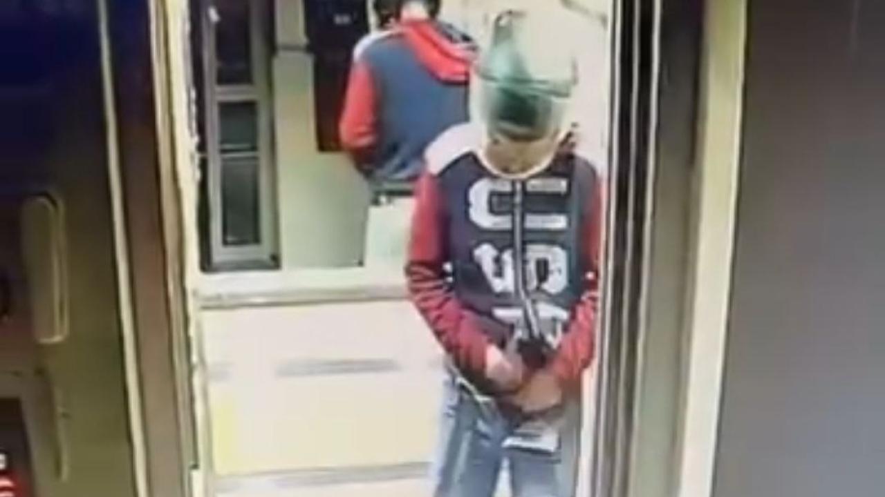 Asansöre İdrarını Yapıp, Kuşları Çaldı!