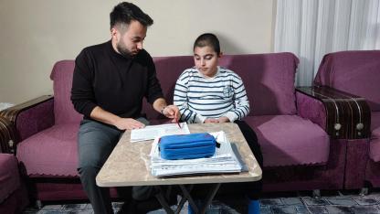 Bedensel Engeline Rağmen Eğitimini Aksatmıyor