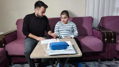 Bedensel Engeline Rağmen Eğitimini Aksatmıyor