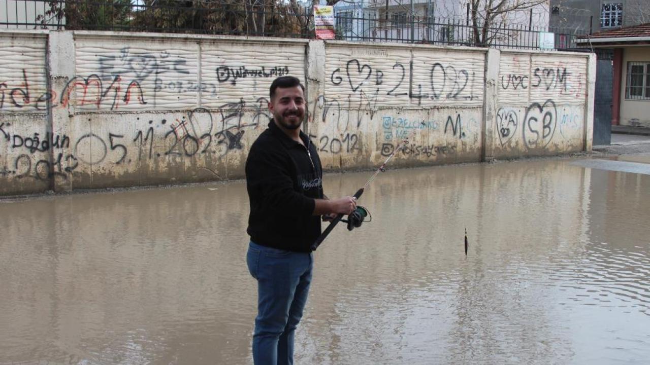 Esnaftan Altyapı İsyanı:Göle Dönen Sokakta Olta Attı