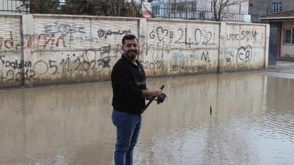 Esnaftan Altyapı İsyanı:Göle Dönen Sokakta Olta Attı