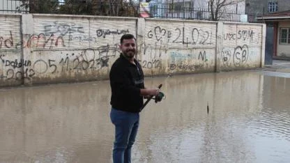 Esnaftan Altyapı İsyanı:Göle Dönen Sokakta Olta Attı