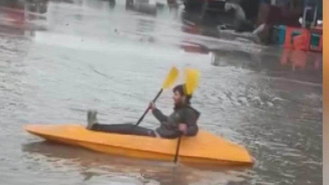 Göle Dönen Sokaklarda Kanoyla Gezdi