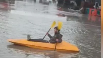 Göle Dönen Sokaklarda Kanoyla Gezdi