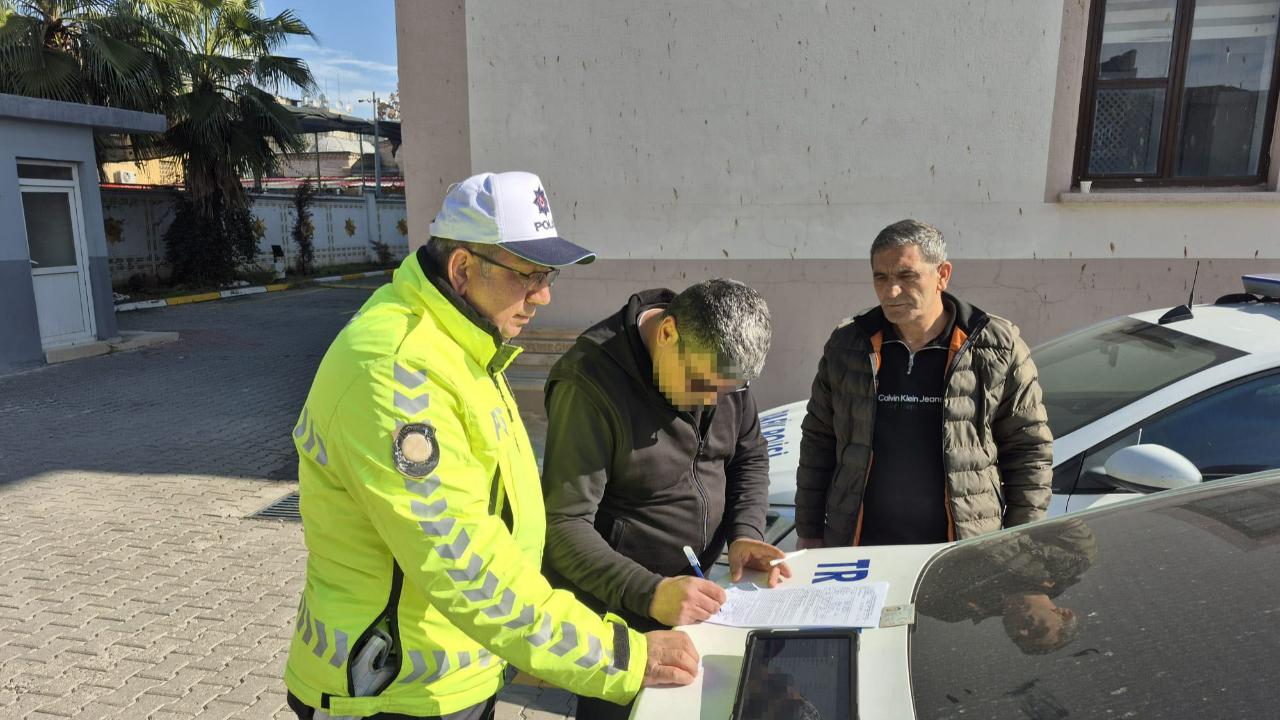 Kaskıyla Camı Kırmıştı:O Sürücünün Ehliyetine El Konuldu