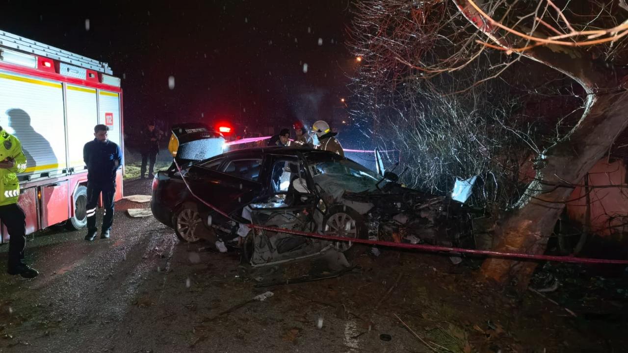 Kontrolden Çıktı, Ağaca Çarptı:2 Ölü, 2 Yaralı