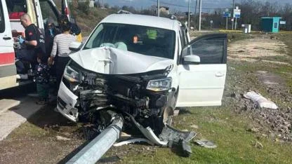 Kontrolden Çıktı, Elektrik Direğine Çarptı