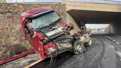 Kontrolden Çıktı, İstinat Duvarına Çarptı