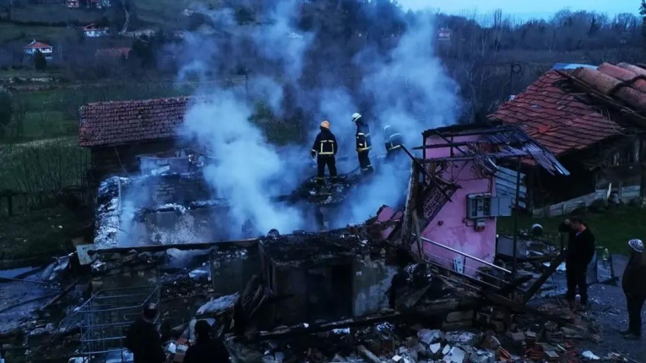 Köyde Yangın:Ev Küle Döndü