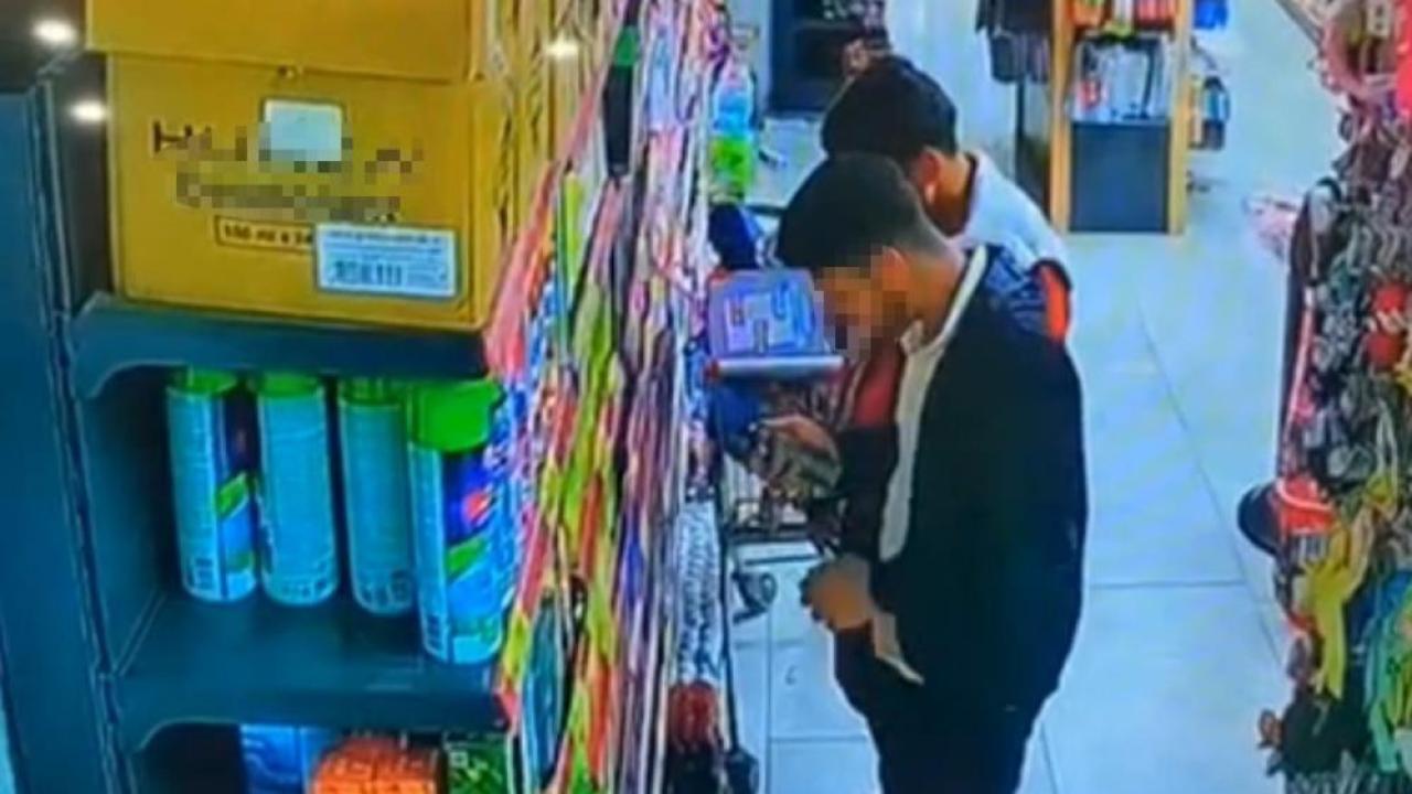 Kozmetik Dükkanında Hırsızlık:Koklayıp Çaldılar!