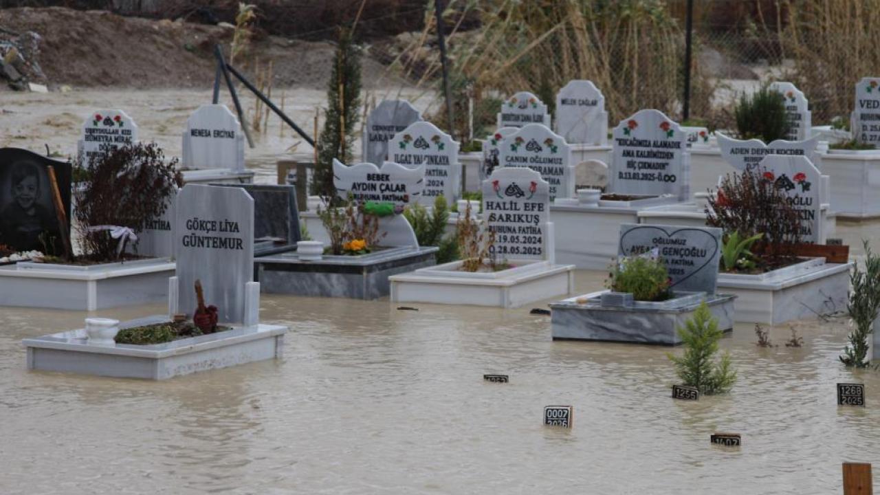 Mezarlık Sular Altında Kaldı!