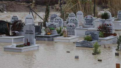 Mezarlık Sular Altında Kaldı!