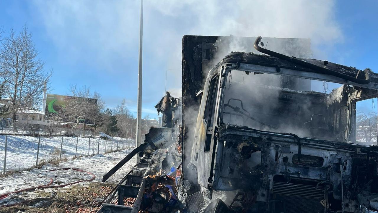 Narenciye Yüklü Tır Alev Alev Yandı