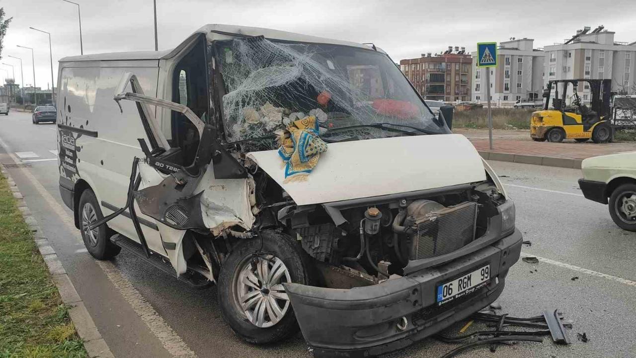 Önünde İlerleyen Kamyonete Çarptı:3 Yaralı