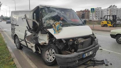 Önünde İlerleyen Kamyonete Çarptı:3 Yaralı