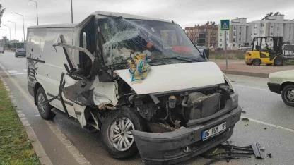 Önünde İlerleyen Kamyonete Çarptı:3 Yaralı