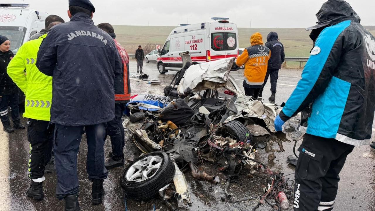 Otobüs Otomobili Kağıt Gibi Ezdi:3 Ölü