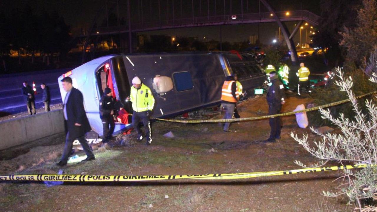 Otoyolda Feci Kaza:Yolcu Otobüsü Devrildi