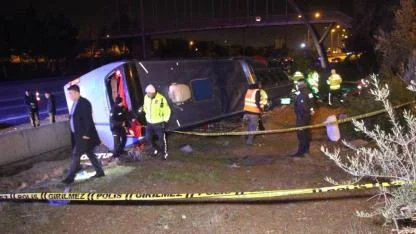 Otoyolda Feci Kaza:Yolcu Otobüsü Devrildi