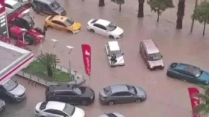 Sağanak Alarmı:Hortum Oluştu, Araçlar Yolda Mahsur Kaldı