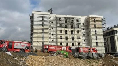 Şantiyede Korkutan Yangın:İşçiler Çatıya Sığındı