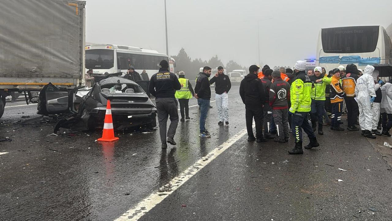 TAG Otoyolu'nda Feci Kaza:2 Ölü, 10 Yaralı