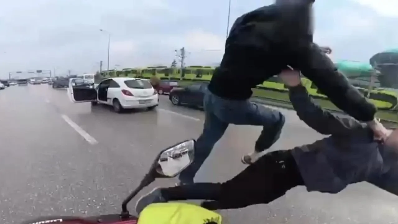 Trafikte Uçan Tekmeli Kavga